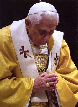 pope praying at Mass.jpg